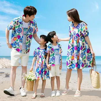 Семейная одежда 2023 Новые летние платья в тон для матери и дочери, рубашка для отца и сына, пляжное платье в цветочек для девочки, женская одежда