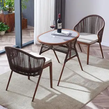 Открытый балкон, небольшой столик и стул, ротанговый стул, набор из трех предметов, можно приобрести обычную комбинацию стола и стула.